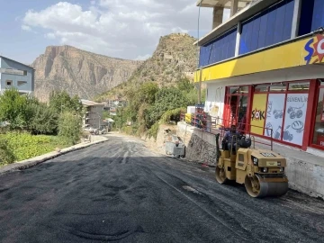 Çukurca’da yol asfaltlama çalışması
