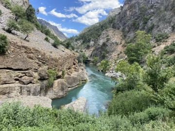 Çukurova’nın gizli cenneti Küp Şelalesi hayran bıraktı
