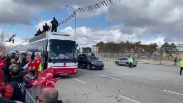 Cumhurbaşkanı Erdoğan geçerken yola karanfiller attılar
