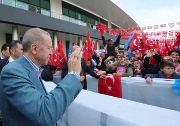 Cumhurbaşkanı Erdoğan: &quot;500 bin civarında mülteciyi Suriye’nin kuzeyindeki briket evlere göndermeye başladık&quot;
