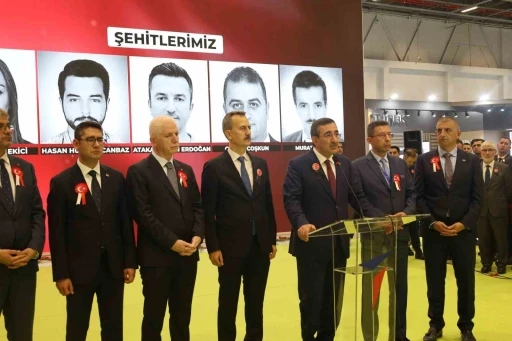 Cumhurbaşkanı Yardımcısı Cevdet Yılmaz TUSAŞ standını ziyaret etti
