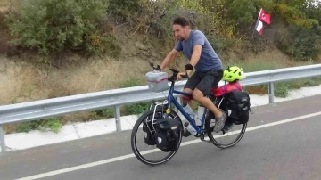 Cumhuriyet için 11 ülkeyi geçip 3 bin 500 kilometre pedal çevirdi
