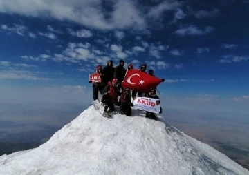 Cumhuriyet’in 100. yılı Ağrı Dağı zirvesinde kutlandı
