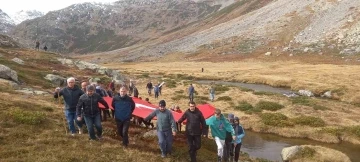 Cumhuriyet’in 100. yılında 2 bin 500 rakımdaki şelaleye yürüyüş düzenlendi
