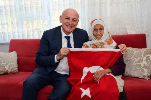 Cumhuriyet’in tarihine tanıklık eden çınarlara Türk bayrağı hediyesi
