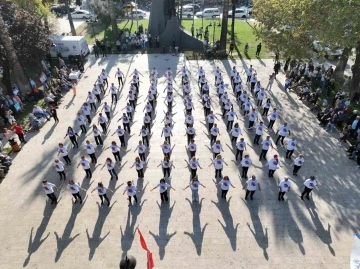 Cumhuriyetin 100’üncü yılında 100 kişi zeybek oynadı
