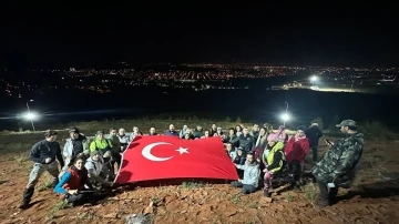 Cumhuriyetin 100’üncü yılını gece yürüyüşü ile kutladılar
