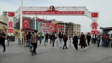 Cumhuriyet'in 100'üncü yılı dolayısıyla İstiklal Caddesi Türk bayraklarıyla donatıldı