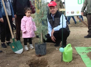 Cumhuriyetle yaşıt kadının fidanını 3 yaşındaki Hüma dikti
