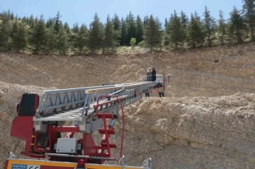 Dağ çayı toplarken depreme yakalandı, ayakları kayıp kayalıklardan düştü
