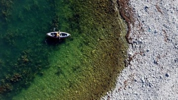 Dağcılar Beyşehir Gölü'nün "ada mağarası"na ulaşmak için bir saat kürek çekiyor