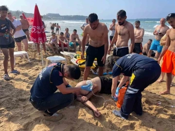 Dalgalı denizde boğulma tehlikesi geçiren genci, cankurtaranlar kurtardı
