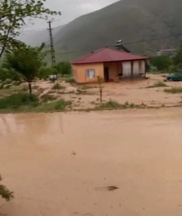 Darende’de sağanak yağış etkili oldu
