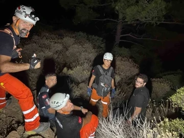 Datça’da dağlık arazide mahsur kalan düzensiz göçmenler kurtarıldı
