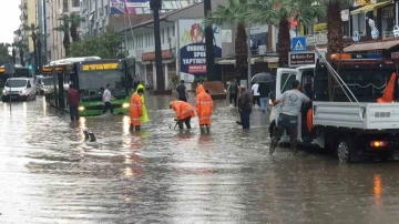 Denizli’de kuvvetli yağış hayatı felç etti
