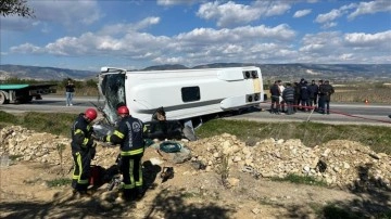 Denizli'de tur midibüsü ile otomobil çarpıştı, 2 kişi öldü, 23 kişi yaralandı