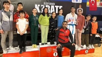 Denizlili sporcular karate turnuvasından derecelerle döndü
