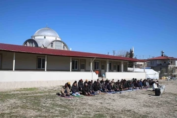 Deprem bölgesinde camiler hasarlı olunca cuma namazı dışarıda kılındı
