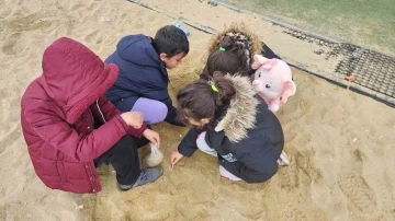 Deprem bölgesinde çocuk olmak: Tek istekleri yeni oyuncak
