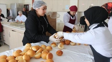 Deprem bölgesindeki jandarma personelinin eşleri depremzedeler için ekmek üretiyor