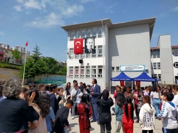 Deprem bölgesindeki okula destek toplamak için panayır düzenlendi
