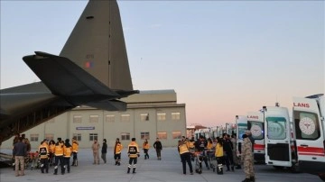 Deprem bölgesinden 10 yaralı, uçakla İstanbul'a getirildi