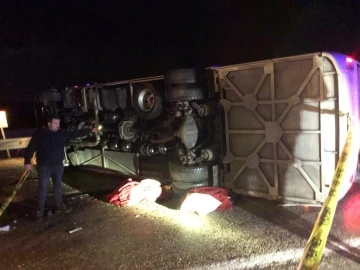 Deprem bölgesinden dönen belediye personellerini taşıyan otobüs devrildi: 3 ölü, 14 yaralı
