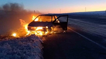 Deprem bölgesinden dönerken otomobilleri alev alev yandı