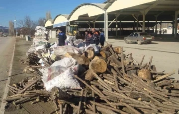 Deprem bölgesine çuvallarla odun gönderildi
