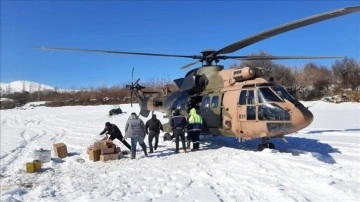 Deprem bölgesine havadan yardım sürüyor