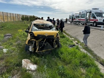 Deprem bölgesine oy vermeye gittiler, dönüş yolunda takla attılar
