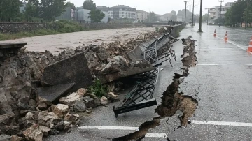 Deprem değil sel yolu bu hale getirdi
