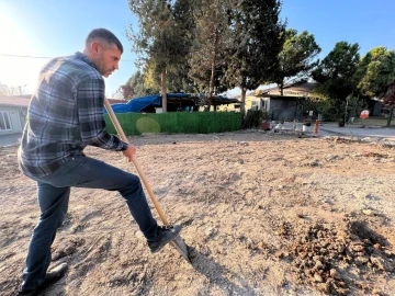 Deprem şehitleri anısına 46 fidan dikti
