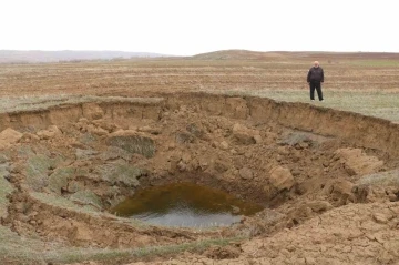 Deprem sonrası oluşan obruk, köylüyü tedirgin etti
