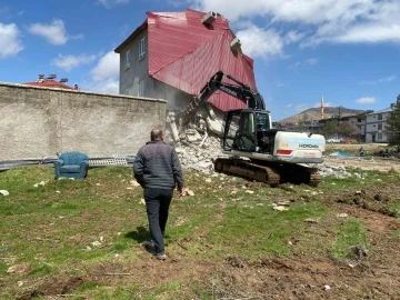 Depremde 1 kişinin öldüğü, 2 binanın yıkıldığı Tufanbeyli’de 79 bina hasarlı çıktı
