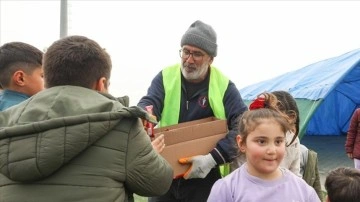 Depremde 11 yakınını kaybeden Adıyamanlı afetzede, çadır kentin "iyilik dayısı" oldu