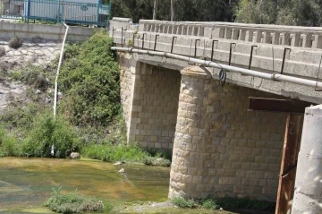 Depremde 200 yıllık tarihi köprü ayakta kaldı