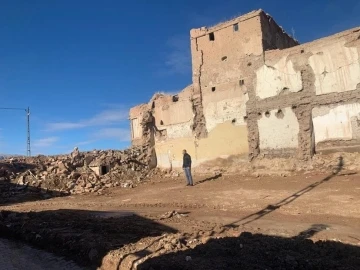 Depremde ağır hasar alan 2 kerpiç ev kendiliğinden yıkıldı
