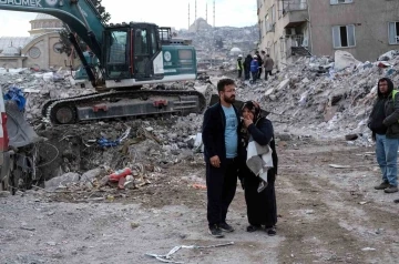 Yakınlarının olduğu enkaz başında kafasına moloz düştü, hayatını kaybetti