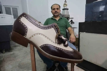 Depremde enkazdan çıkarılan 51 yıllık 1 metrelik ayakkabı Aksaray’da
