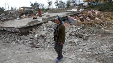 Depremde eşini kaybeden kadın yaşadıklarını anlattı