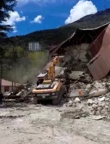 Depremde hasar gören kaymakamlık binası kontrollü olarak kıyıldı
