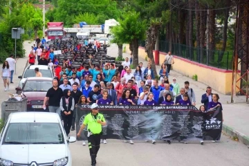 Depremde hayatını kaybeden sporcular ve vatandaşlar için saygı yürüyüşü yapıldı
