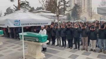 Depremde hayatını kaybedenler defnediliyor
