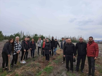 Depremde hayatını kaybedenler için fidan diktiler
