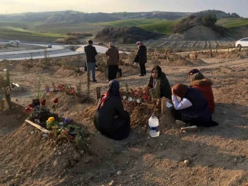 Depremde hayatını kaybedenlerin mezarları yürek yaktı
