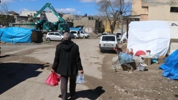 Depremde oğlunu kaybeden müezzin, afetzede ailelerin yardımına koşuyor