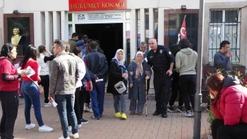 Depremde ölen polisin annesine Antalya polisi sahip çıktı