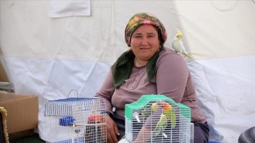 Depremde seslerine uyandığı kuşlarıyla çadır kentte yaşıyor