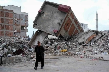 Depremde torunlarını ve çocuklarını kaybeden Hatice Teyze, enkaz altında kalan hatıralarını arıyor
